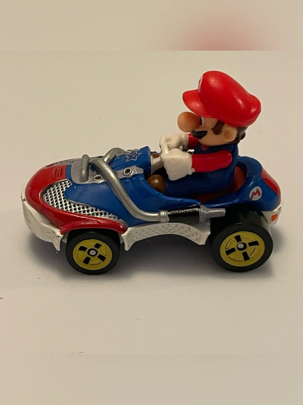 Hot Wheels Nintendo Mario Kart MARIO Sneaker Kart Car 1:64 Diecast 2018 Mattel